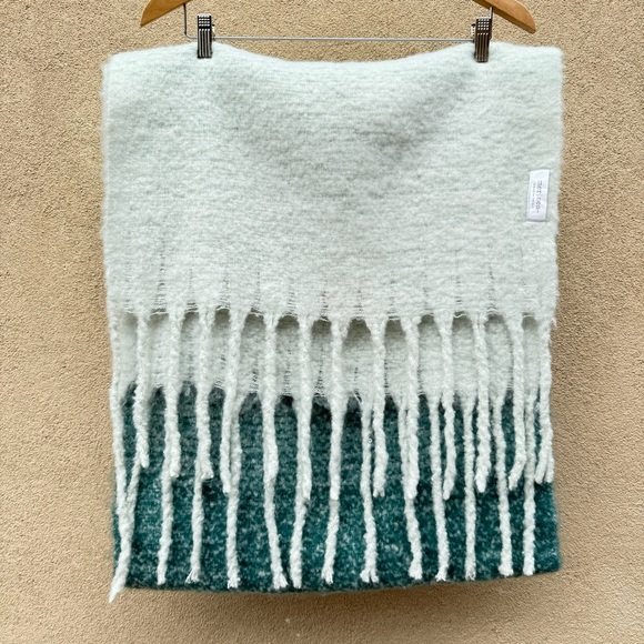 Mer|Sea & Co. Teal Ombré Fringe Cozy Oversized Scarf Wrap - Picture 3 of 7